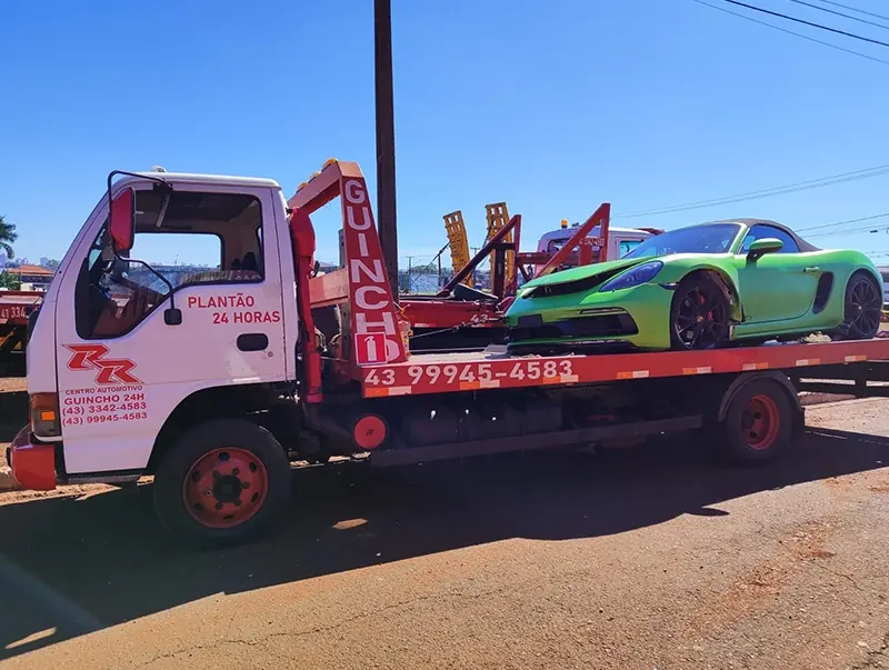 Guincho plataforma da RR com carro esportivo verde
