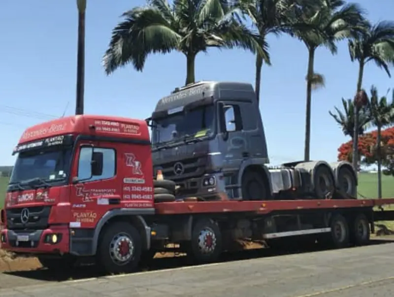 Guincho pesado da RR transportando cavalo mecânico