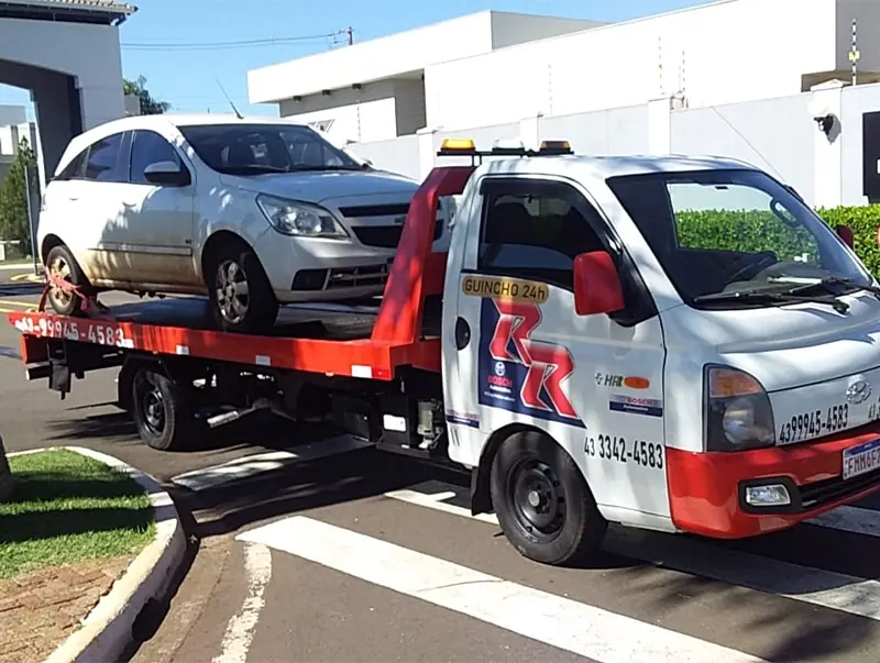 Guincho leve da RR transportando automóvel prata